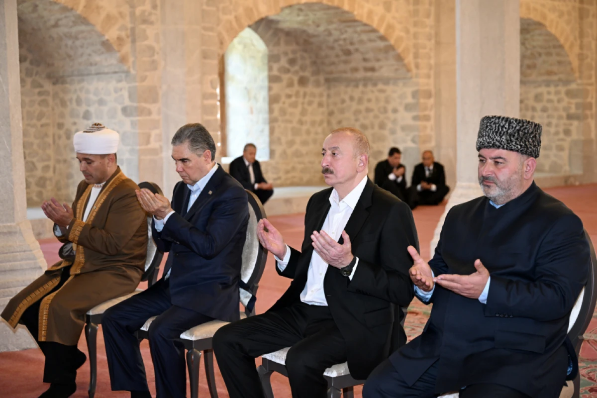Prezident və Qurbanqulu Berdiməhəmmədov Şuşada Yuxarı Gövhər Ağa məscidini ziyarət etdilər — 1