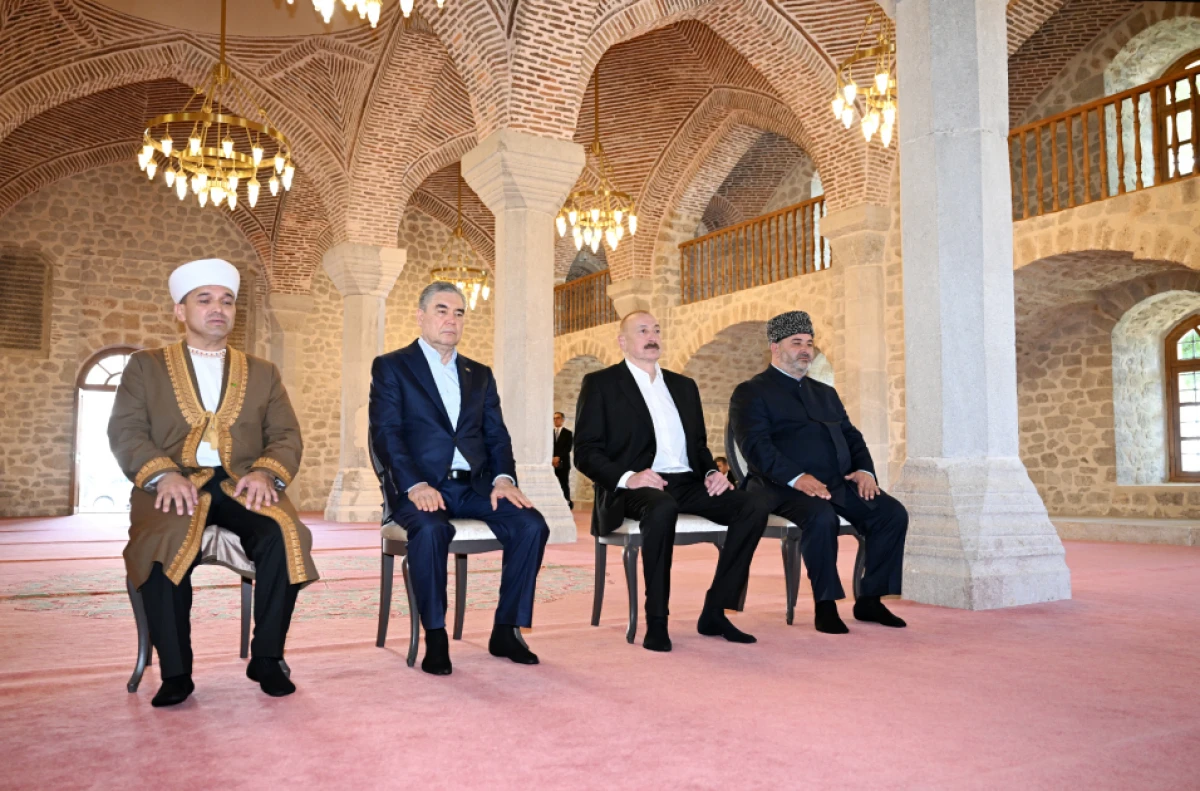 Prezident və Qurbanqulu Berdiməhəmmədov Şuşada Yuxarı Gövhər Ağa məscidini ziyarət etdilər — 3