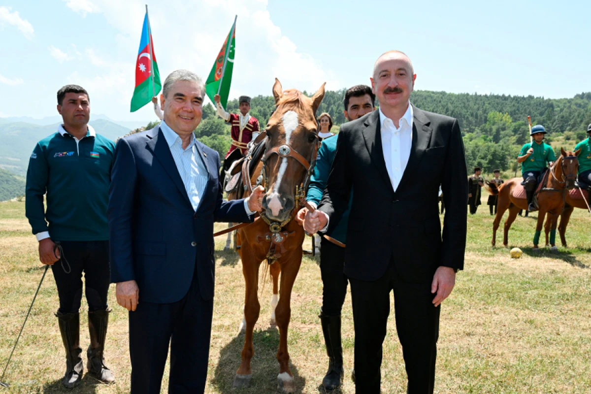 Qurbanqulu Berdiməhəmmədova “Dostluq” adlı Qarabağ atı hədiyyə edildi