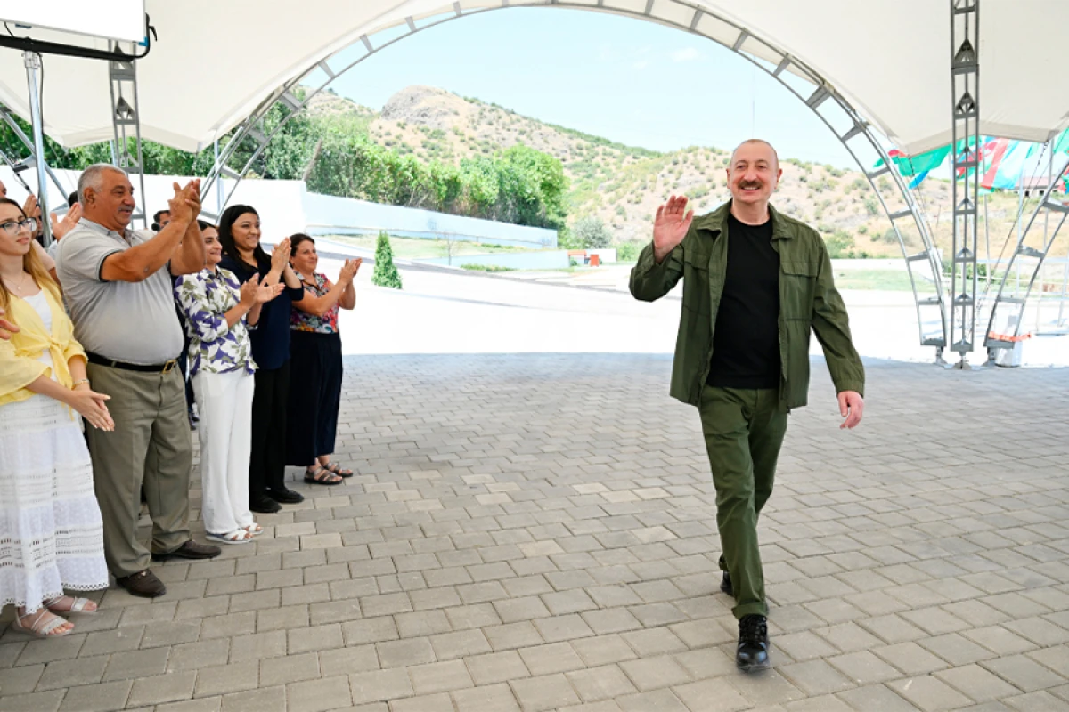 Prezident İlham Əliyev Xocalının Xanyurdu kəndində oldu, kəndə köçən bir qrup sakinlə görüşdü - YENİLƏNDİ