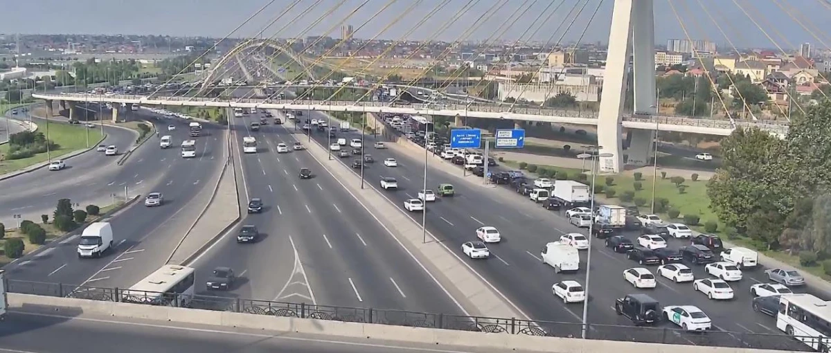 “Koroğlu” körpüsündə qəza oldu, sıxlıq yarandı - FOTO — 1