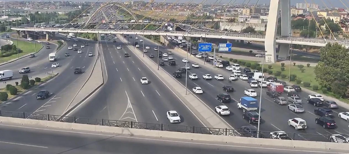 “Koroğlu” körpüsündə qəza oldu, sıxlıq yarandı - FOTO — 2