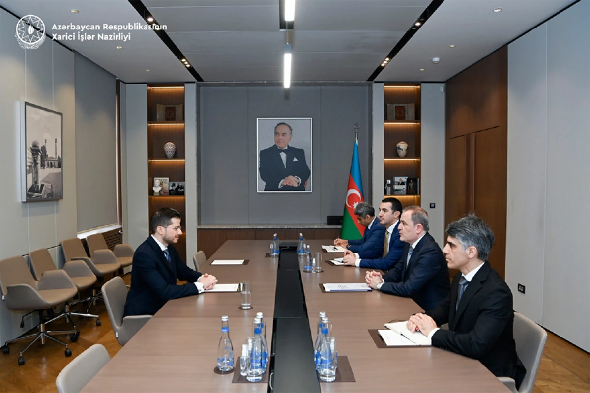 XİN rəhbəri İsrail səfirini diplomatik fəaliyyətinin başa çatması münasibətilə qəbul etdi