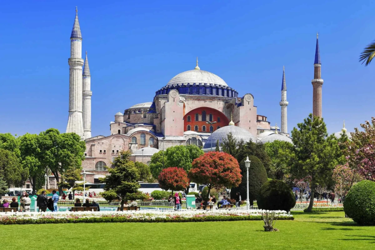 Ayasofyaya turist axını rekord həddə çatdı