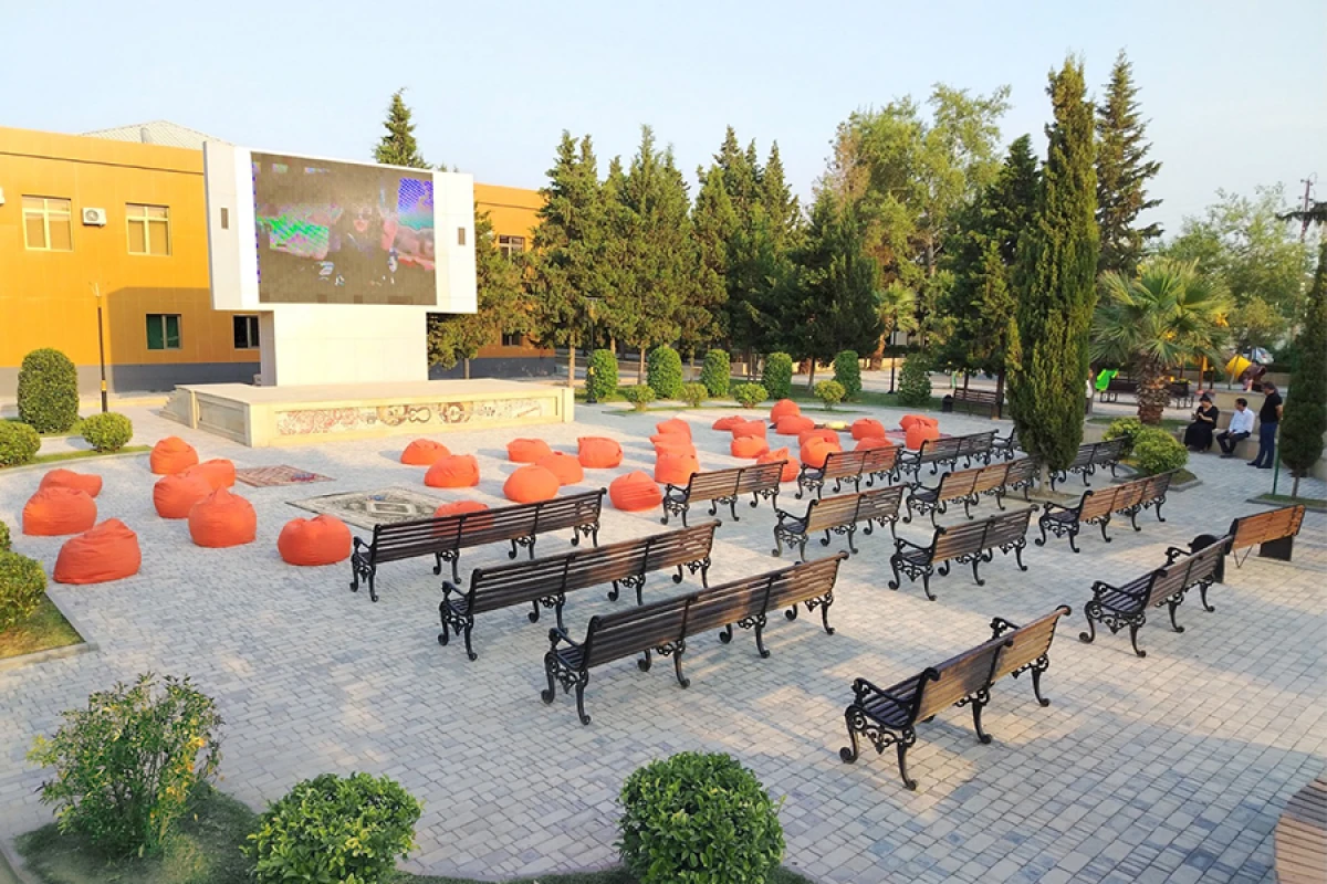 Yevlaxda açıq havada film nümayiş etdirildi