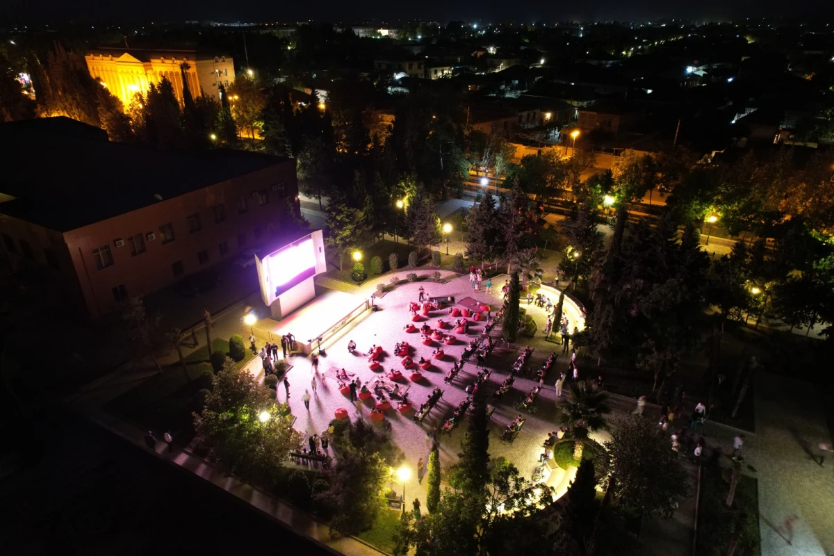 Yevlaxda açıq havada film nümayiş etdirildi — 3
