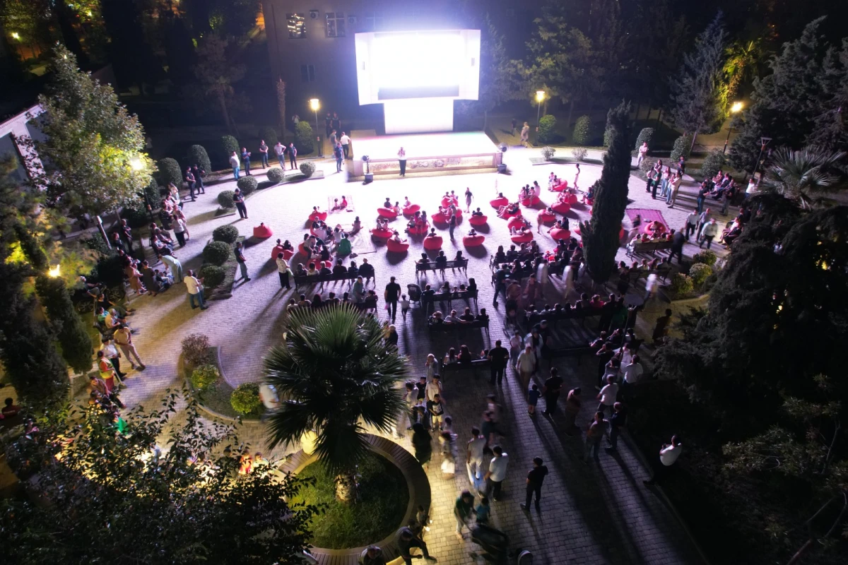 Yevlaxda açıq havada film nümayiş etdirildi — 5