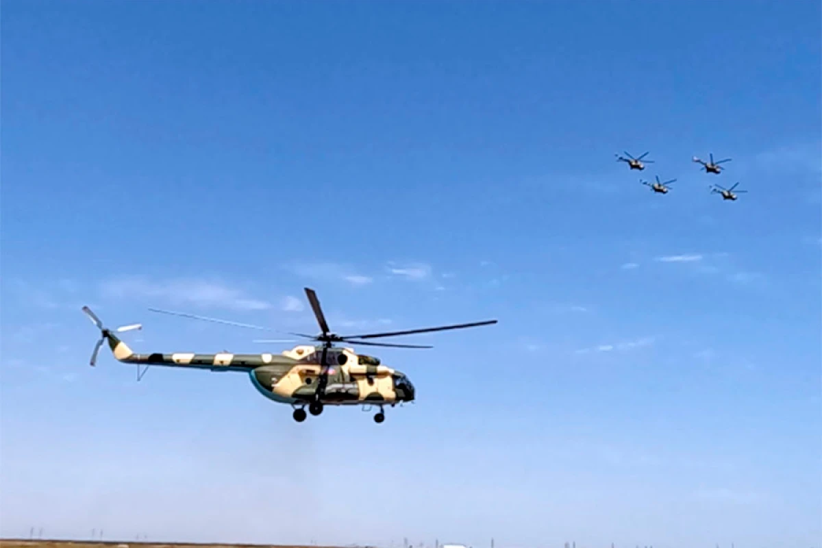 Hərbi pilotlar təlim-məşq uçuşlarını icra etdilər