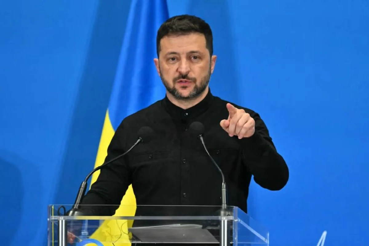 Zelenski əsgərlərin maaşları üçün maliyyə dəstəyi istəyir