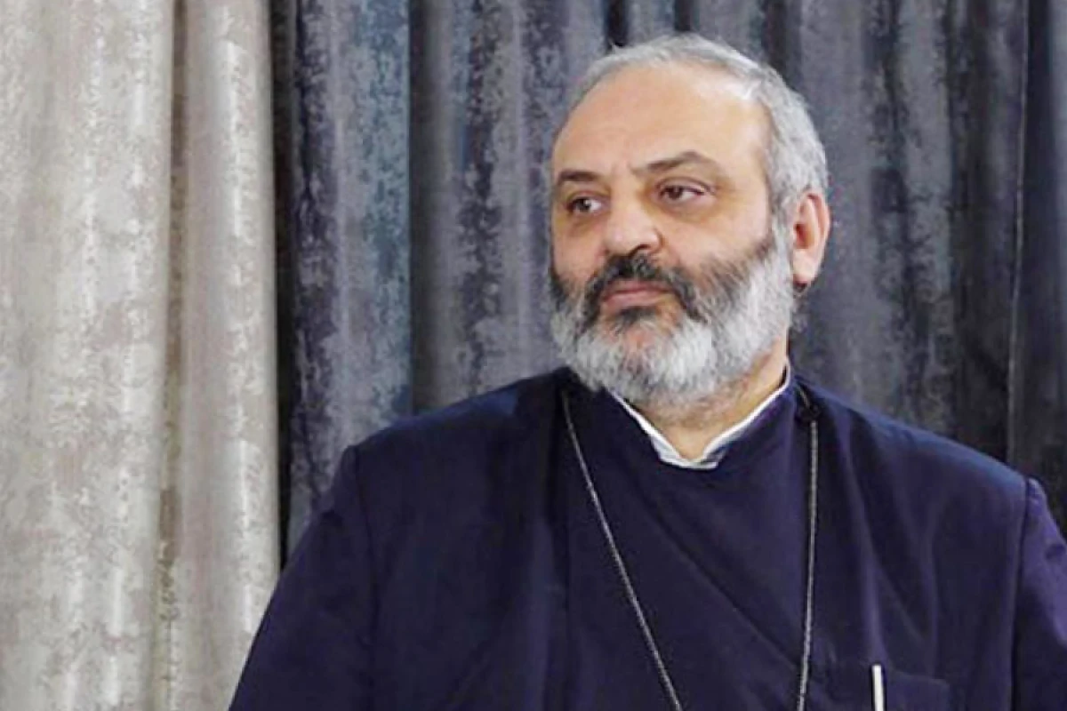Erməni arxiyepiskop Arutyunyanı məhkəməyə verdi