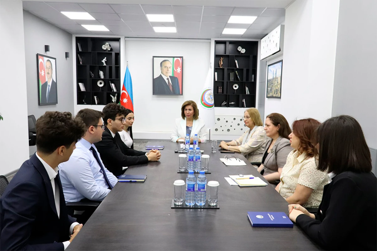 Bahar Muradova Uşaq Səfirlər Məclisinin ali məktəbə qəbul olmuş üzvləri ilə görüşdü