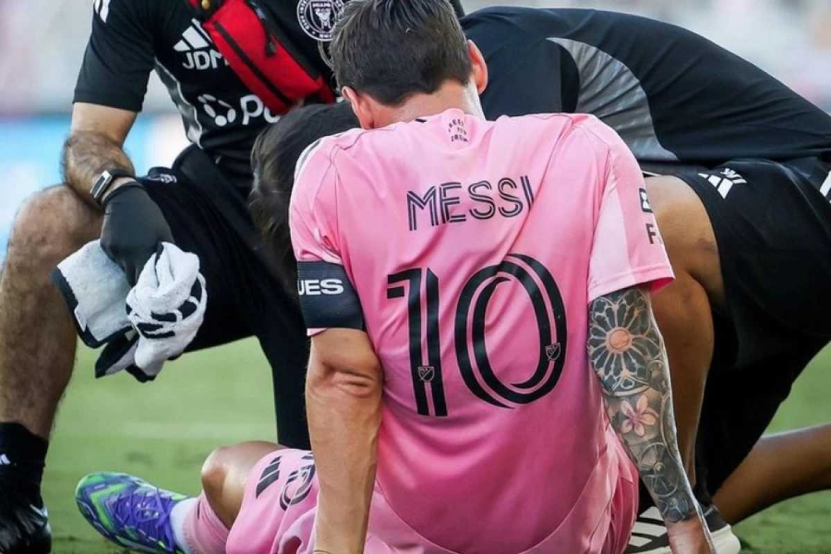 Messi oyunda zədələndi