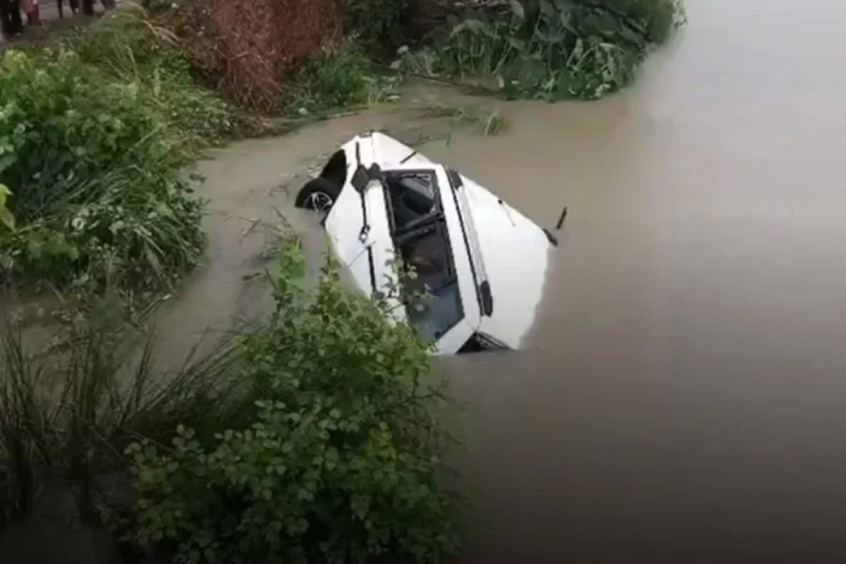 Hindistanda avtomobil çaya aşdı