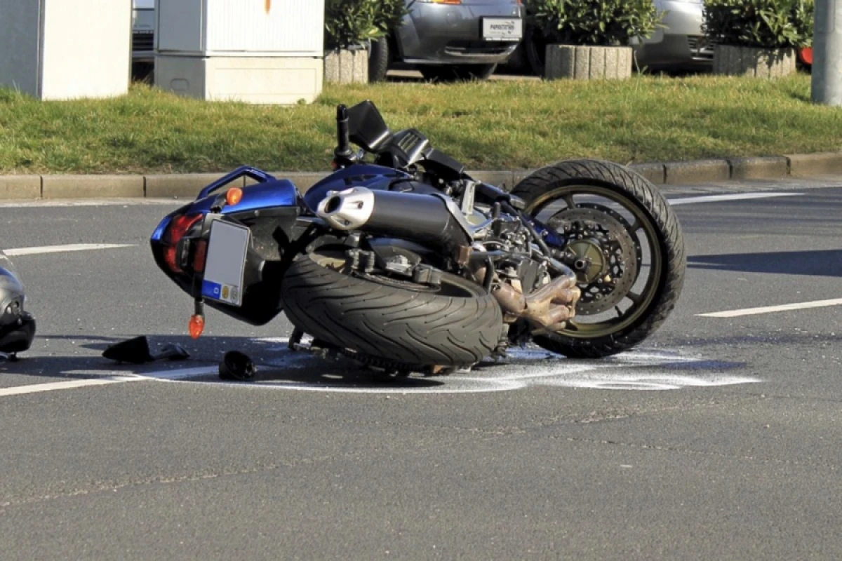 Ağcabədidə avtomobil və motosiklet toqquşdu, ölən var