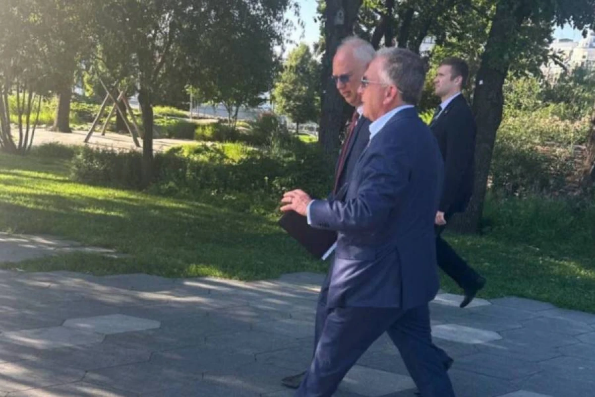 Dmitriyev və Uitkoff “Zaryadye” parkında nahar etdi