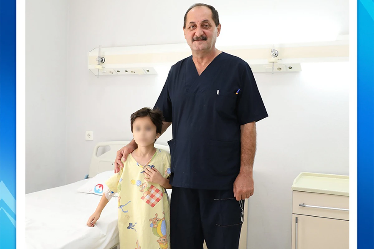 Öz saçlarını udan 9 yaşlı qızın mədəsindən saç kütləsi çıxarıldı