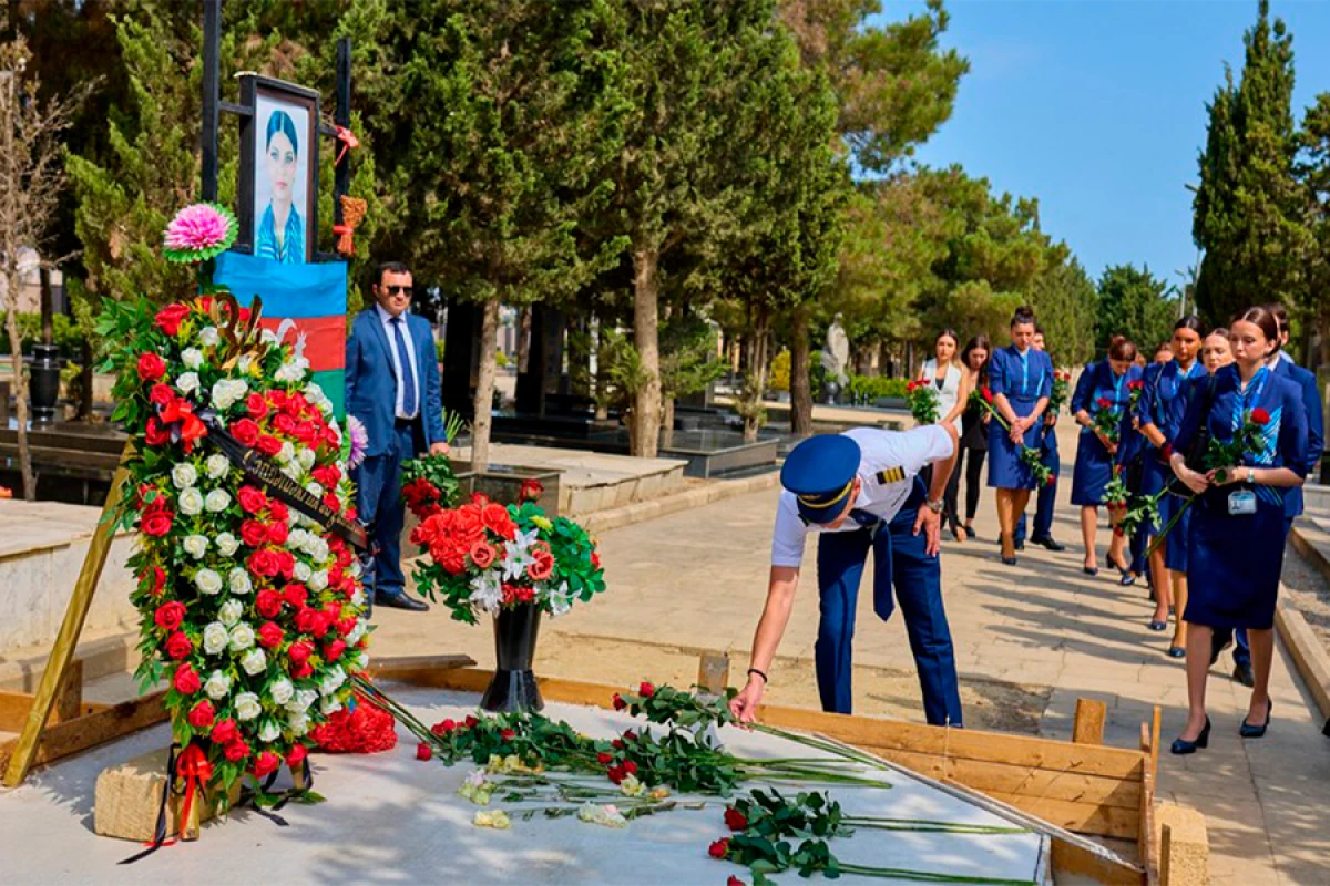 AZAL rəhbərliyi və kollektivi Hökumə Əliyevanın məzarını ziyarət etdi