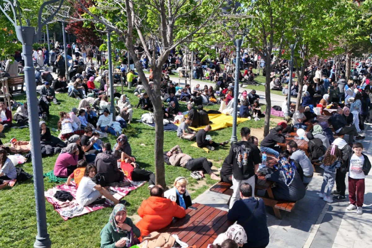 İstanbulda vətəndaşlar parklara axışdı