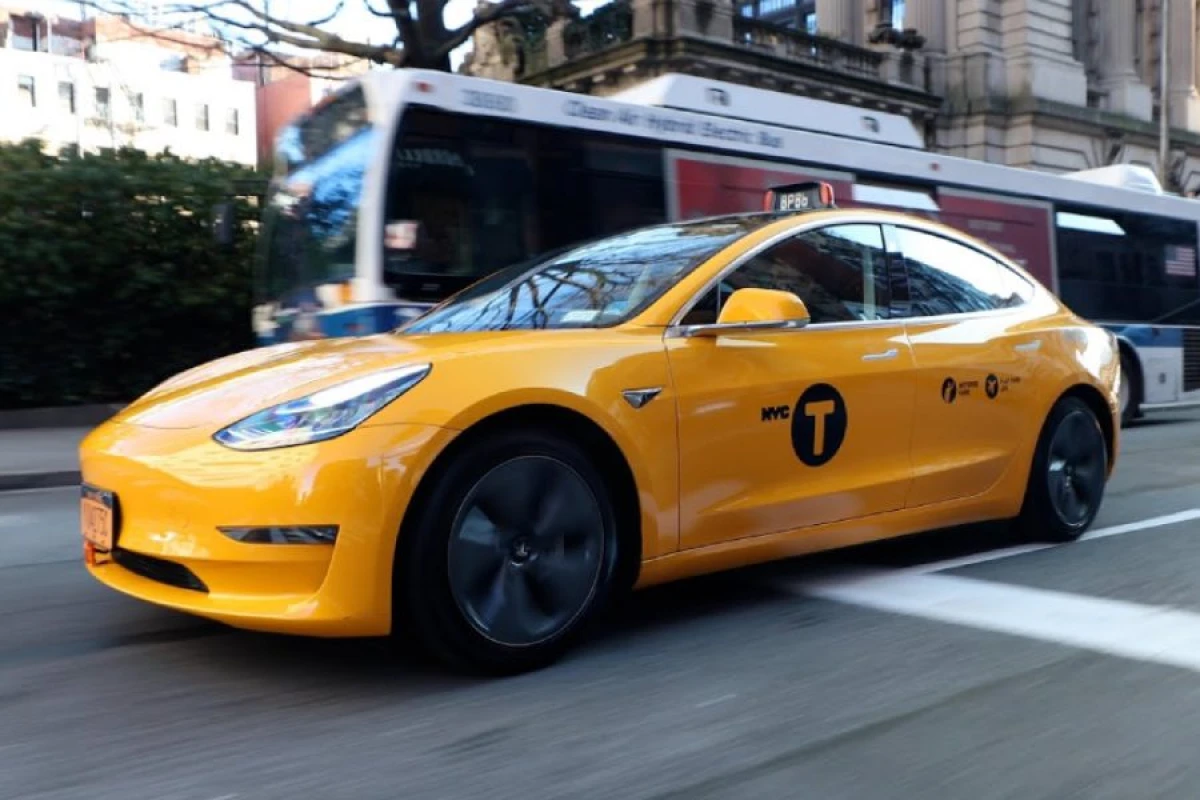 "Tesla" robot taksisi Nyu Yorkda icazəsiz işə salınacaq
