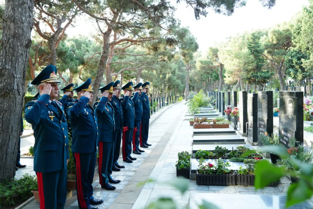 DSX rəhbərliyi Fəxri xiyabanı və Şəhidlər xiyabanını ziyarət etdi — 8