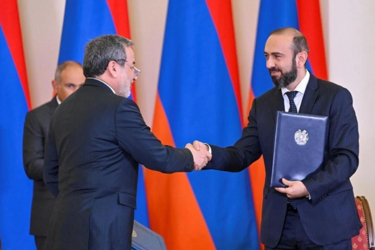 Mirzoyan iranlı həmkarı ilə görüşdü