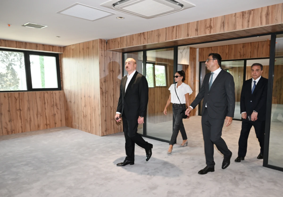 Prezident İlham Əliyev və birinci xanım Mehriban Əliyeva Gəncə şəhər stadionunda tikinti işlərinin gedişi ilə tanış oldular - YENİLƏNDİ — 1