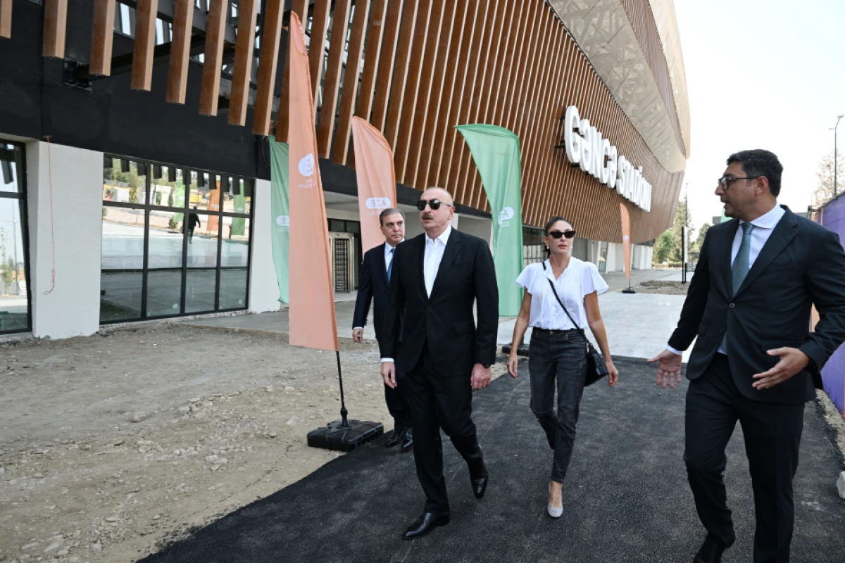 Prezident İlham Əliyev və birinci xanım Mehriban Əliyeva Gəncə şəhər stadionunda tikinti işlərinin gedişi ilə tanış oldular - YENİLƏNDİ — 9