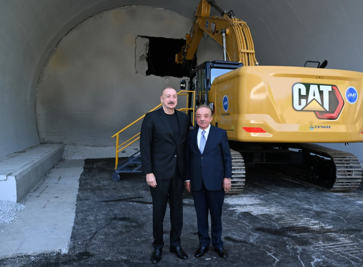 Prezident İlham Əliyev və birinci xanım Mehriban Əliyeva Toğanalı-Kəlbəcər-İstisu avtomobil yolunda görülən işlərlə tanış oldular - YENİLƏNDİ — 3