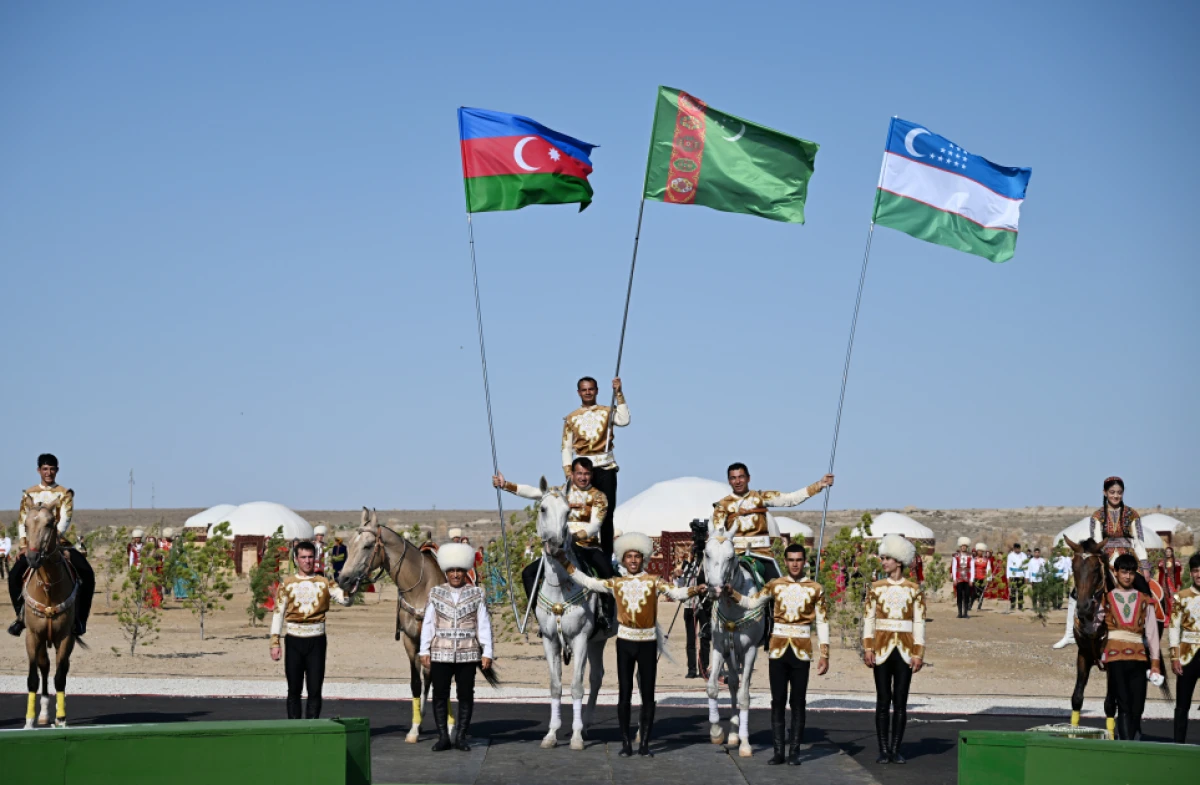 Azərbaycan Prezidenti İlham Əliyevə “Axaltəkə” atı hədiyyə edildi- YENİLƏNDİ — 1