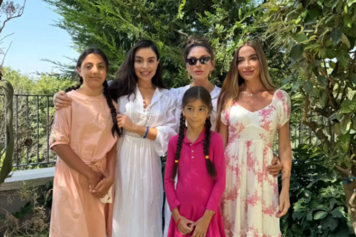 Leyla Əliyeva Mehriban Əliyevanın doğum günü münasibətilə ailəvi foto paylaşdı - YENİLƏNDİ