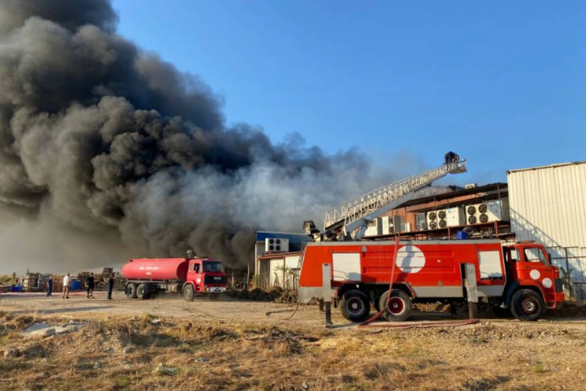 Antalyada iki anbarda güclü yanğın baş verdi — 1