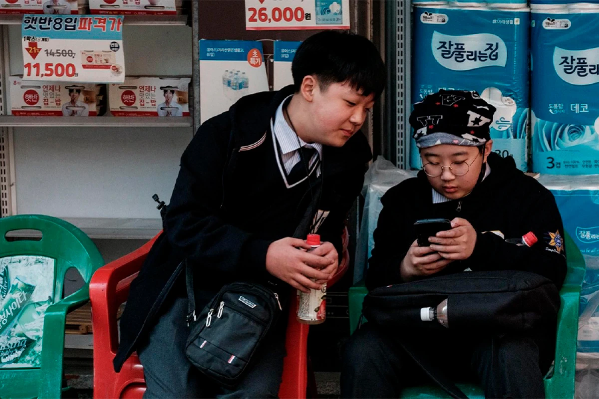 Cənubi Koreyada məktəblərdə mobil telefon istifadəsi qadağan edildi
