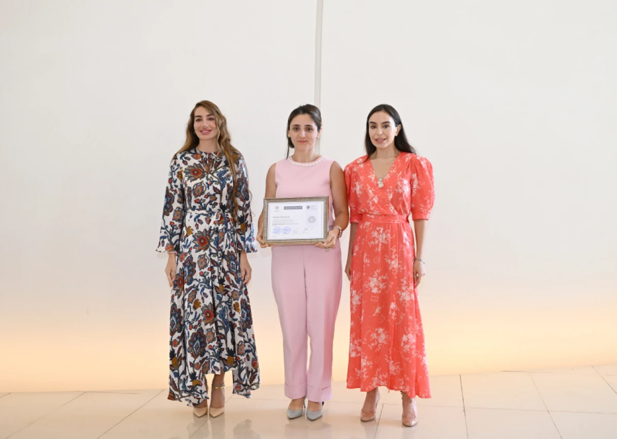 Leyla Əliyeva və Arzu Əliyeva Çin dili kurslarının iştirakçılarına sertifikatlar təqdim etdilər — 1