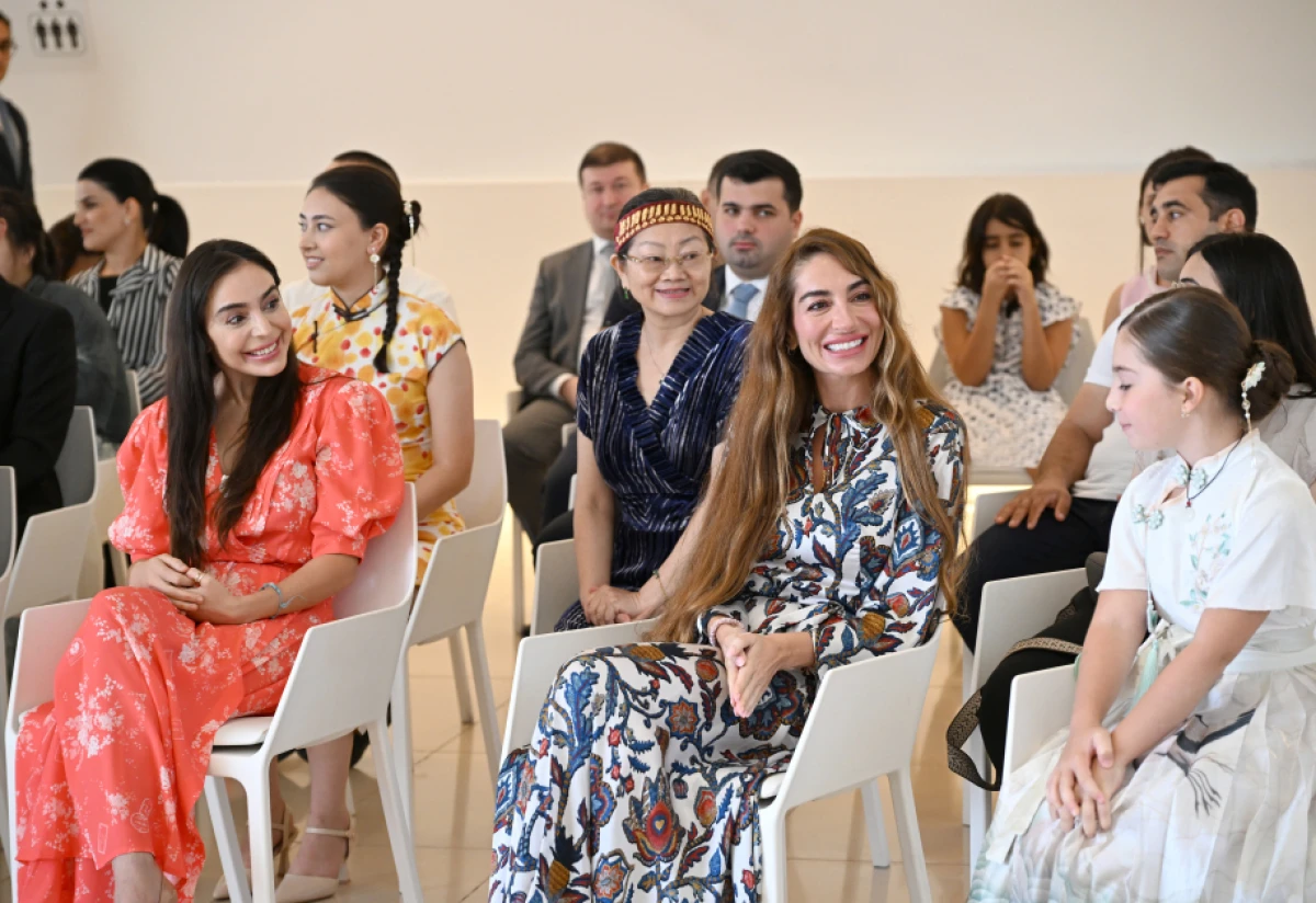 Leyla Əliyeva və Arzu Əliyeva Çin dili kurslarının iştirakçılarına sertifikatlar təqdim etdilər — 5