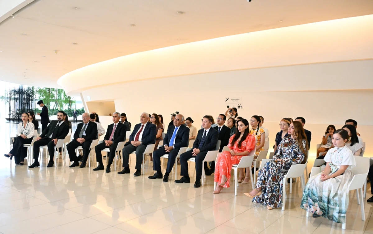 Leyla Əliyeva və Arzu Əliyeva Çin dili kurslarının iştirakçılarına sertifikatlar təqdim etdilər — 6