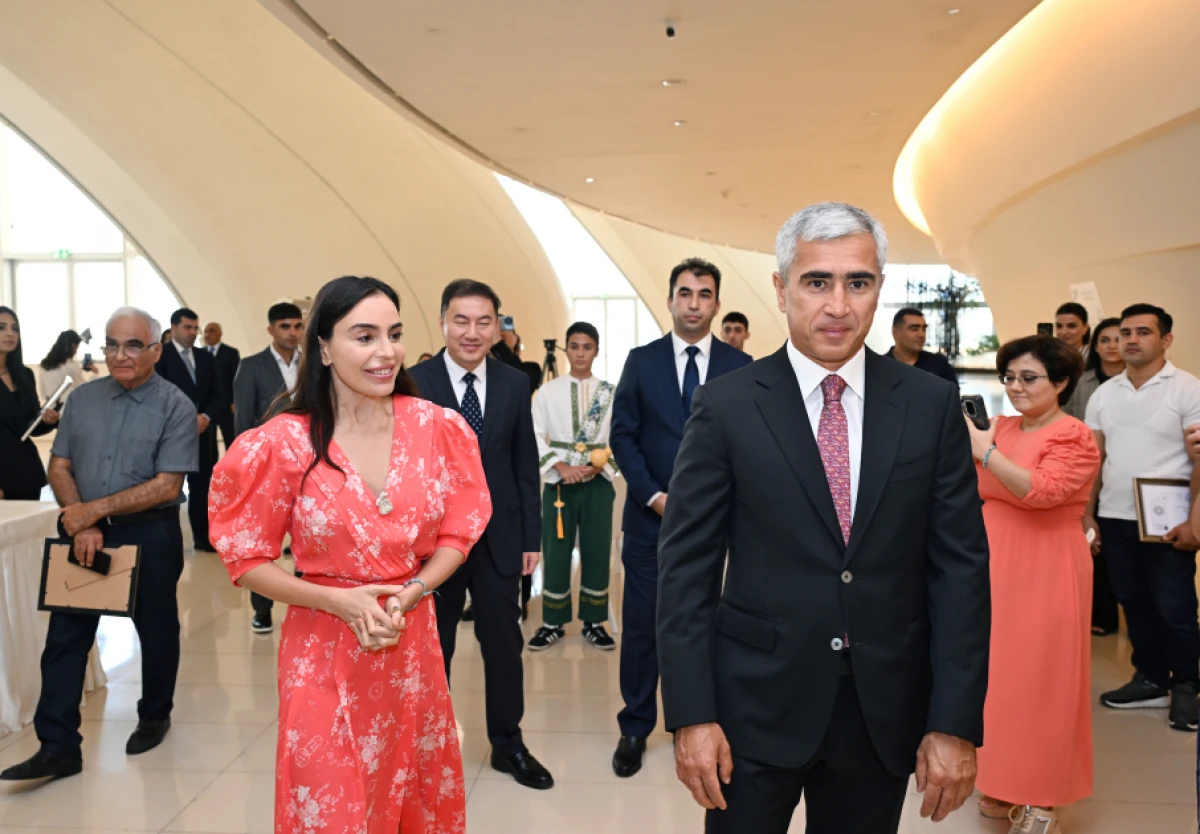 Leyla Əliyeva və Arzu Əliyeva Çin dili kurslarının iştirakçılarına sertifikatlar təqdim etdilər — 7