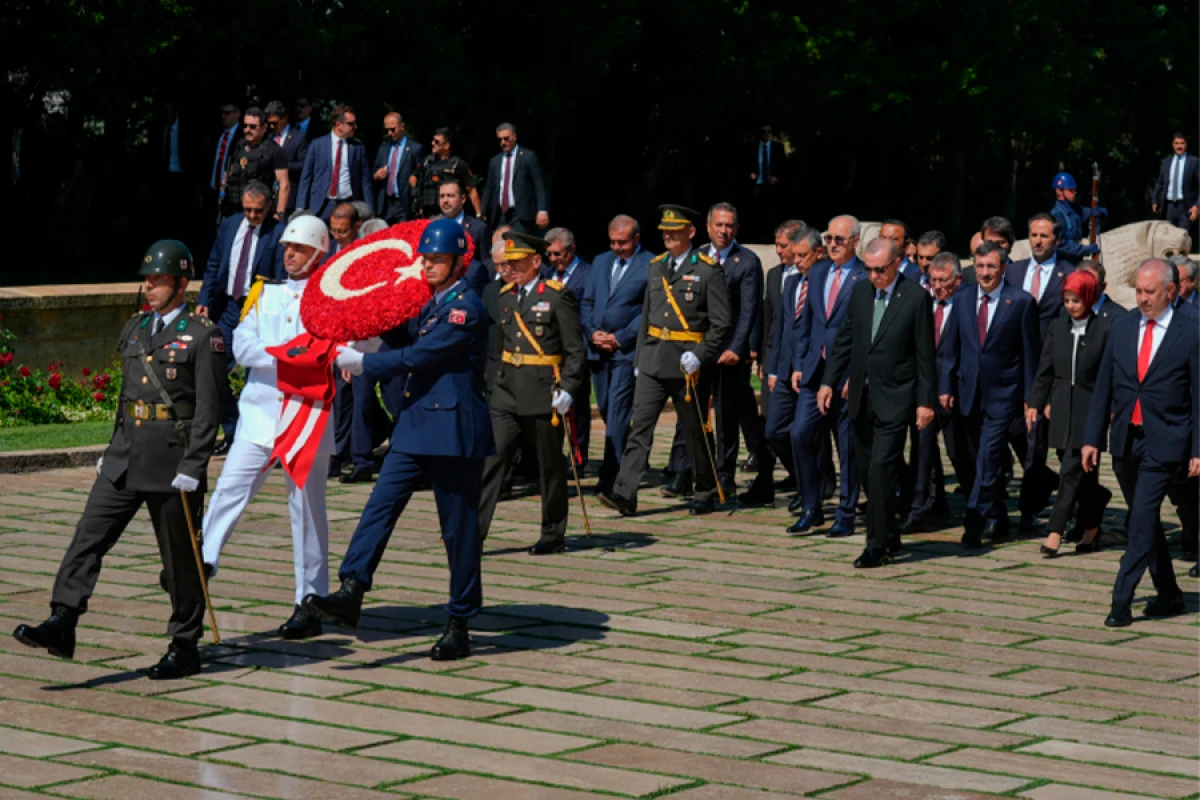 Ərdoğan, CHP və digər partiya rəhbərləri Anıtqəbirdə