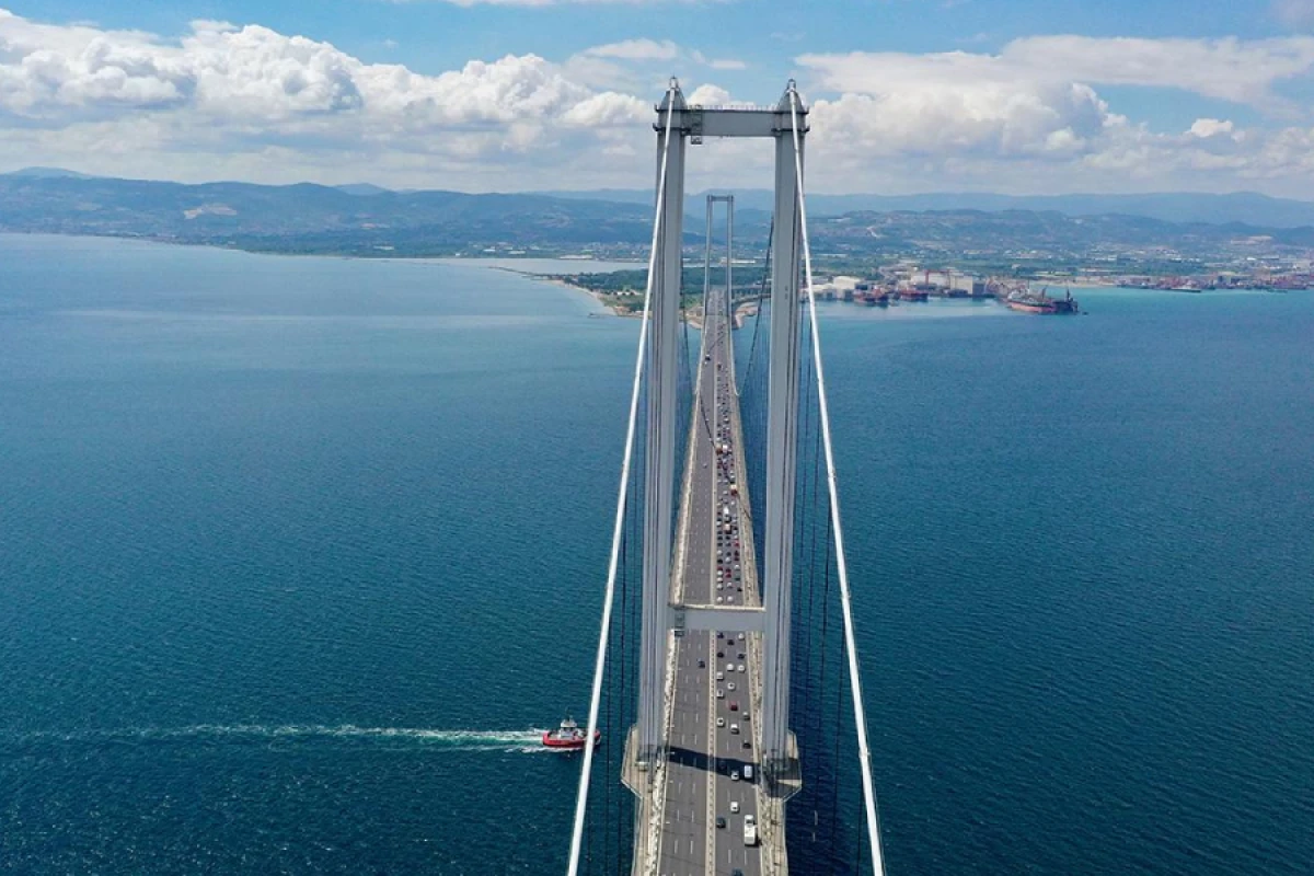 Türkiyədəki körpünün altından bəzi vasitələrin keçidi qadağan edildi