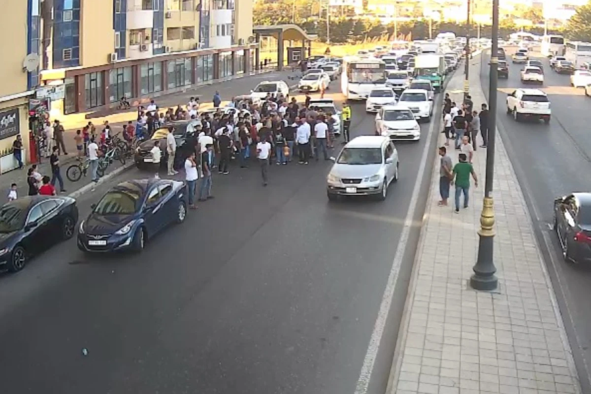 Bakıda avtomobil piyadanı vurdu, yolda sıxlıq yarandı