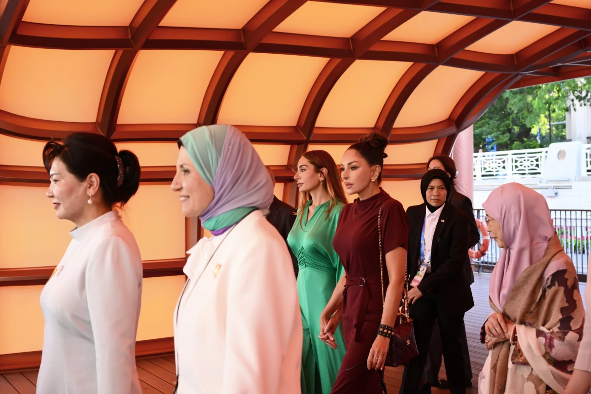 Mehriban Əliyeva Çində dövlət və hökumət başçılarının xanımları ilə birlikdə gəmi gəzintisində iştirak etdi — 7