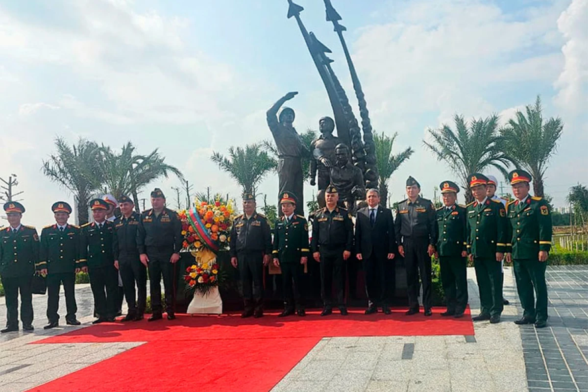 Azərbaycan müdafiə naziri Vyetnamda rəsmi səfərdədir