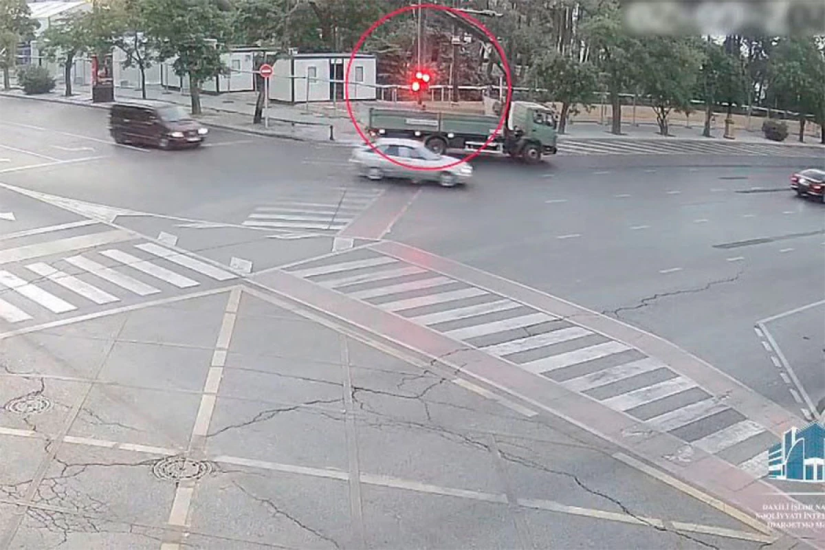 Bakının mərkəzində qəza oldu, svetofor aşdı