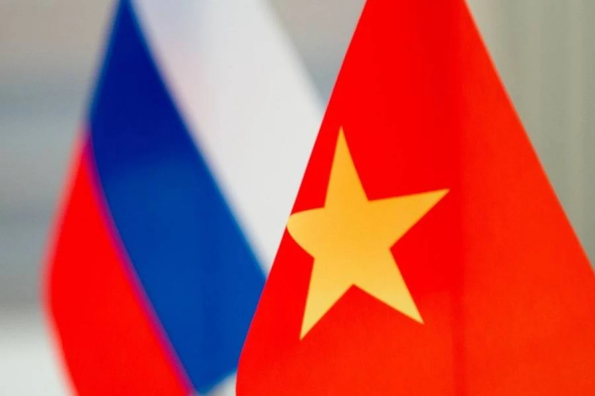 Putin Vyetnam Prezidenti ilə görüşə başladı