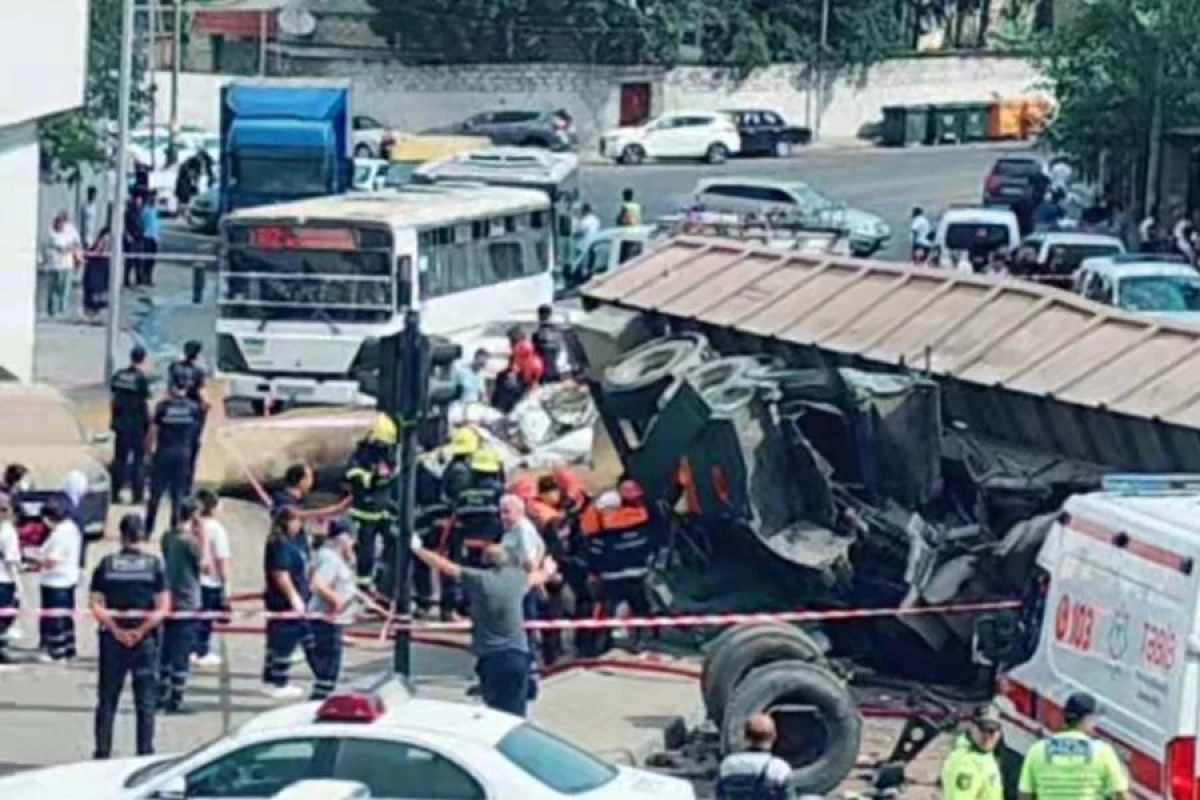 Bakıda yük maşını avtomobillərin üzərinə aşdı, ölən var - YENİLƏNDİ