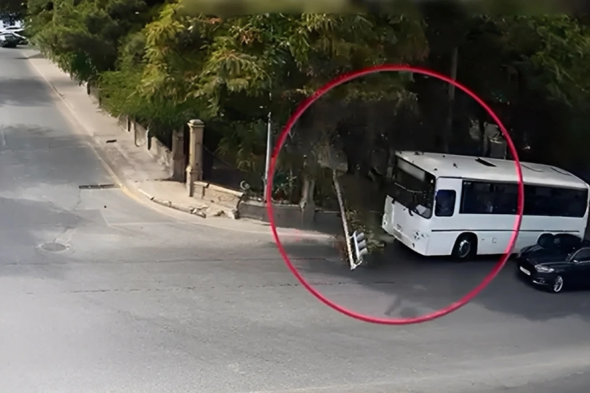 Bakıda sərnişin avtobusu işıqfora çırpıldı