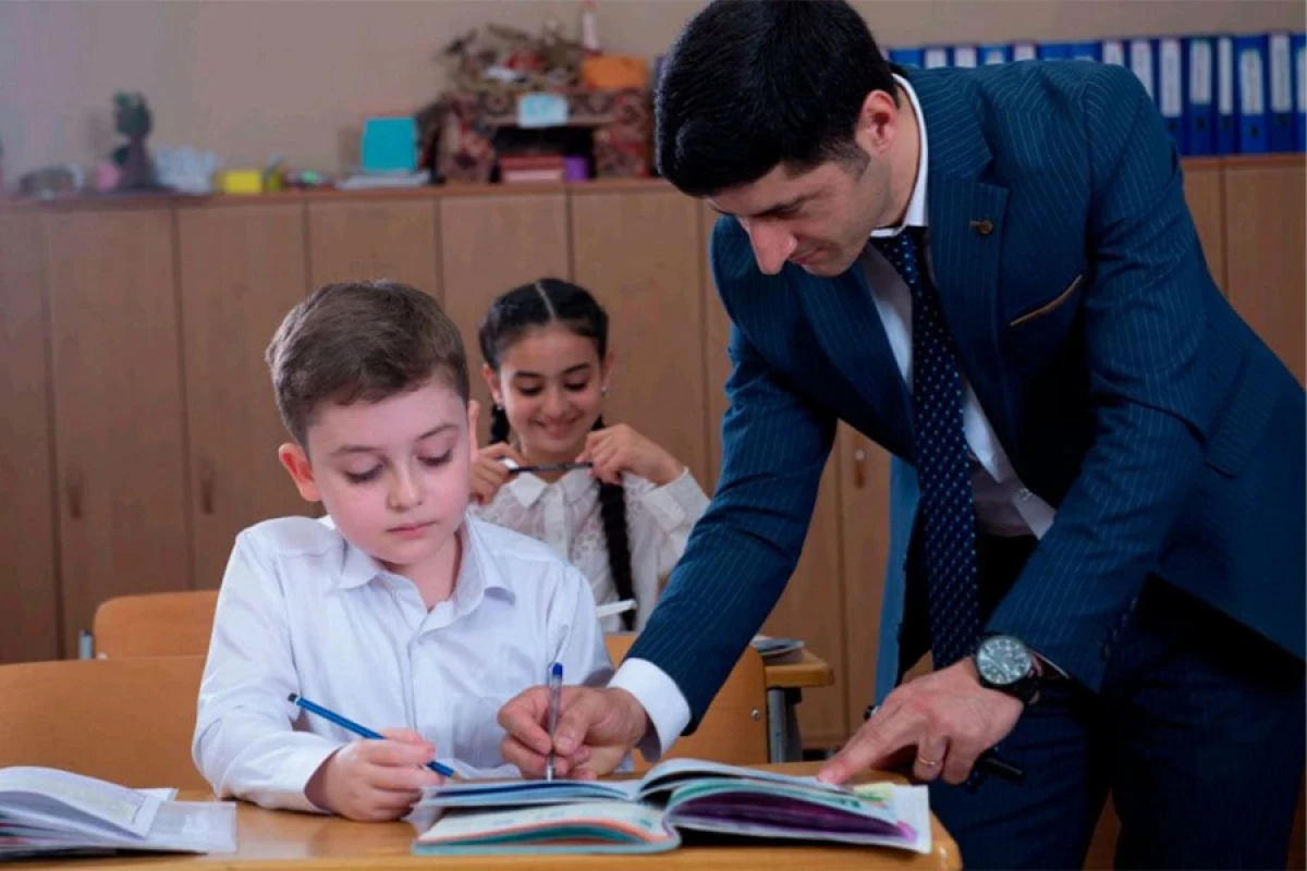 Kişi müəllimlərin çatışmazlığı: Onları məktəblərə necə cəlb etmək olar?