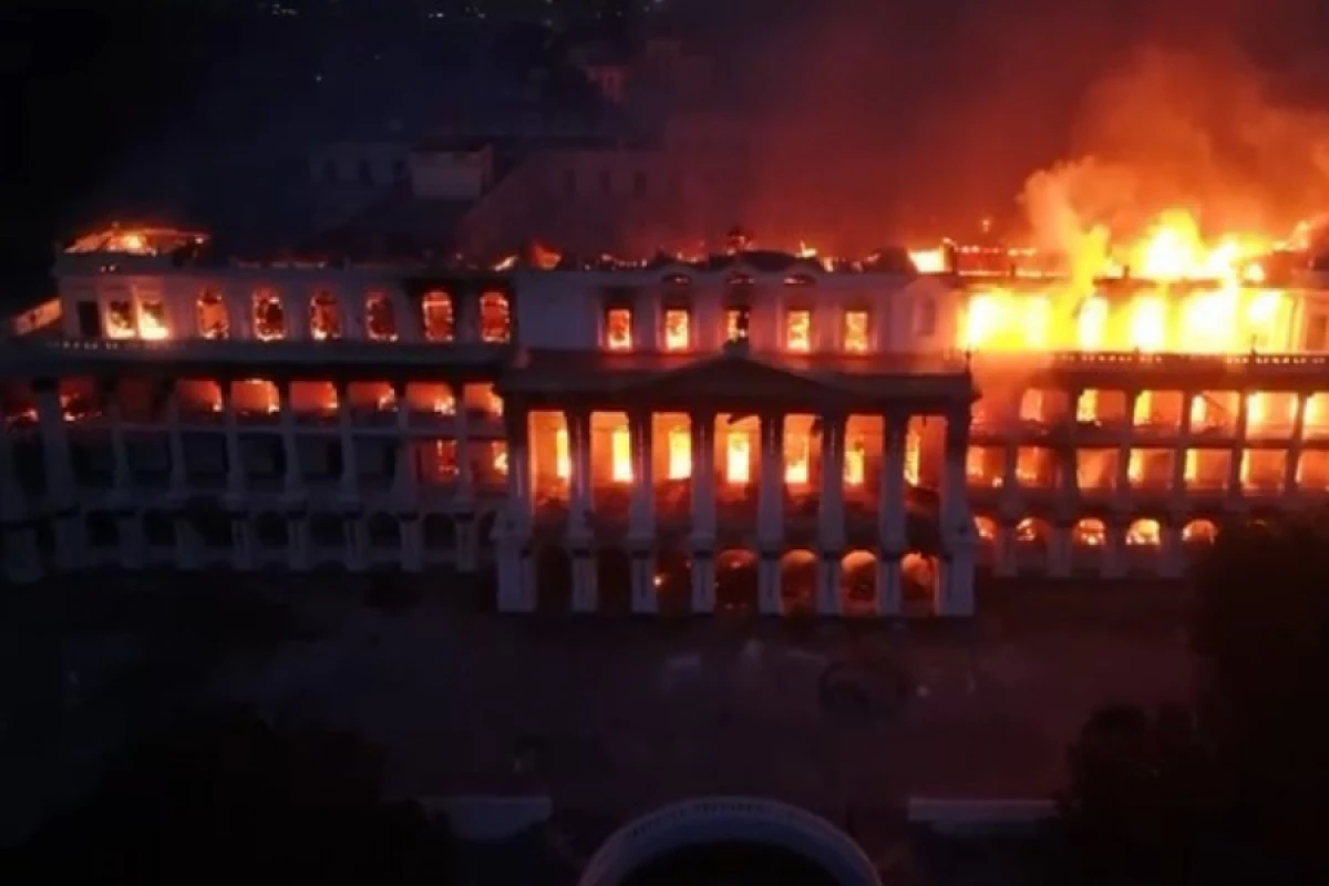 Nepalda “Singh Durbar” sarayı hələ də yanır