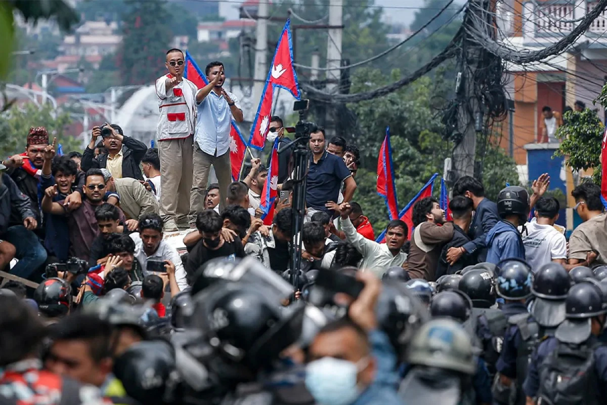 Nepal qarışdı: Kimlər ibrət dərsi alacaq?