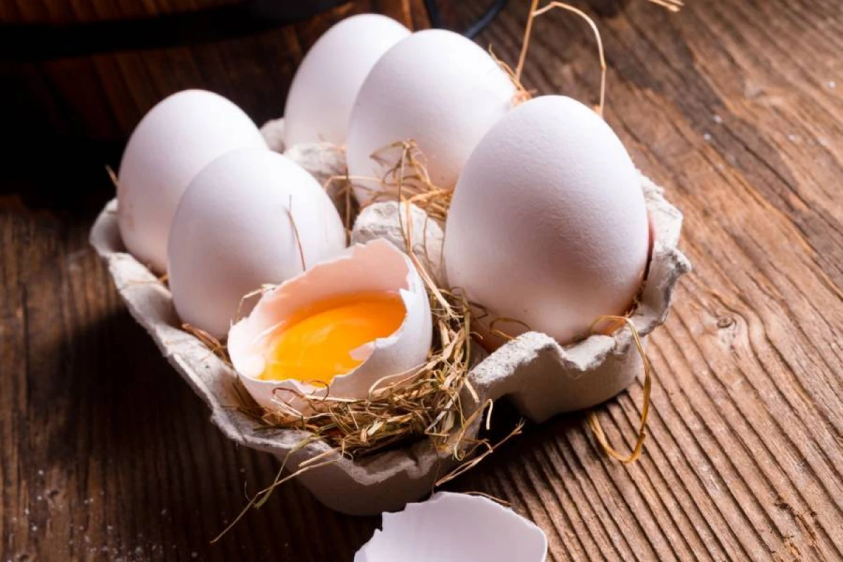 Qabığında çat olan yumurtanı yemək olar?