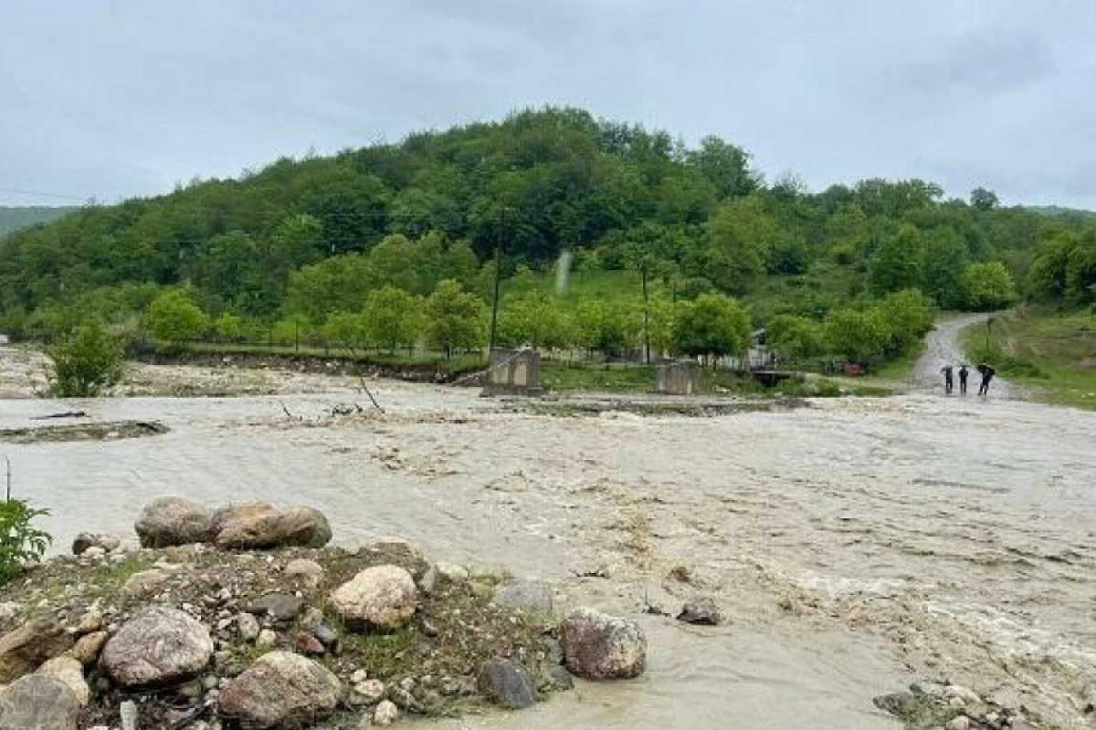 Qubada güclü sel körpünü dağıtdı